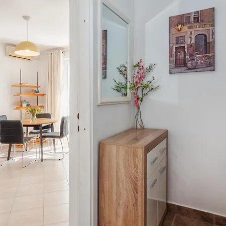 La Le With Big Terrace Split