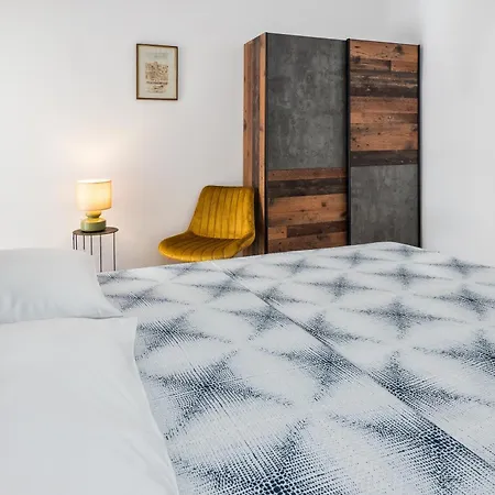 La Le With Big Terrace Split