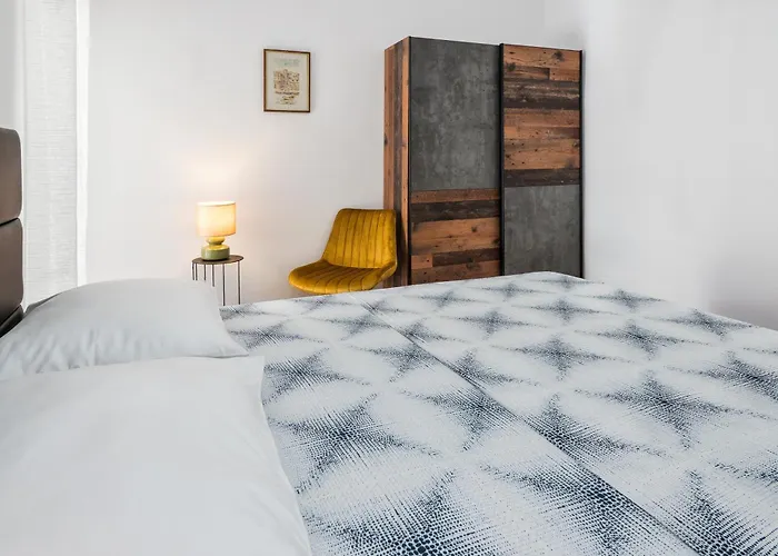 La Le With Big Terrace سبليت