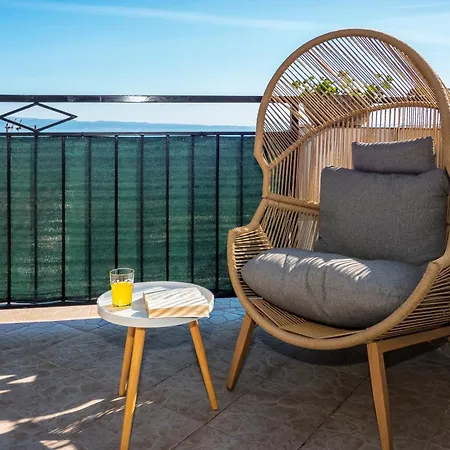 La Le With Big Terrace سبليت